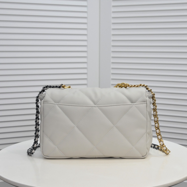 シャネルバッグ側面デザイン